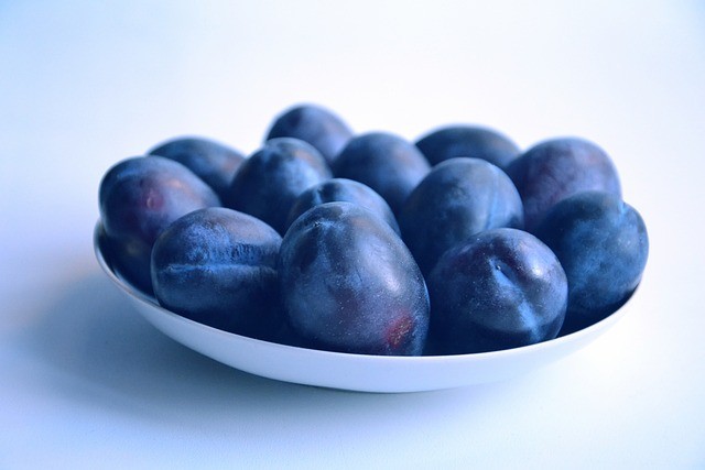 are black plums keto friendly