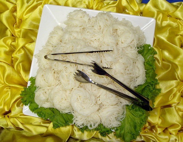 how many carbs do rice noodles have