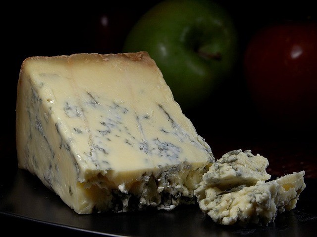 how many carbs are in a piece of cheese