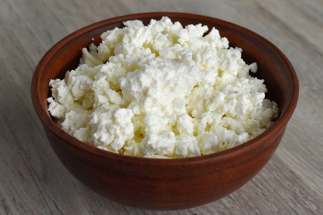 how many grams of carbs in a slice of cheese